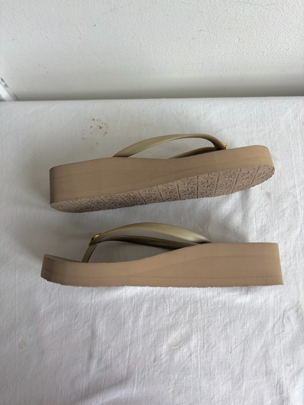 Tory Burch Taupe Thin Wedge Platform Flip Flops Sandals Gold Logo - Picture 14 of 15